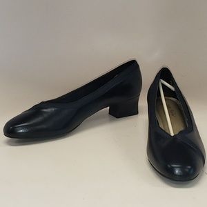 SOFT STYLE By HUSH PUPPIES Basic Pumps